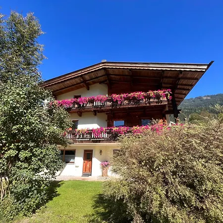 Apartmán Platzhirsch Panorama View Balkon, Gartensauna, Garten, Grillplatz Stumm