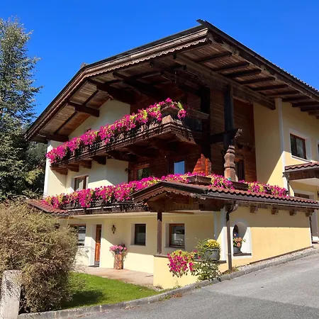Platzhirsch Panorama View Balkon, Gartensauna, Garten, Grillplatz Apartmán *